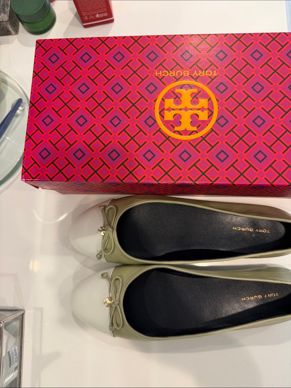 NWT Tory Burch Olive Green and White Leather Ballet Flats with Gold Logo Charm